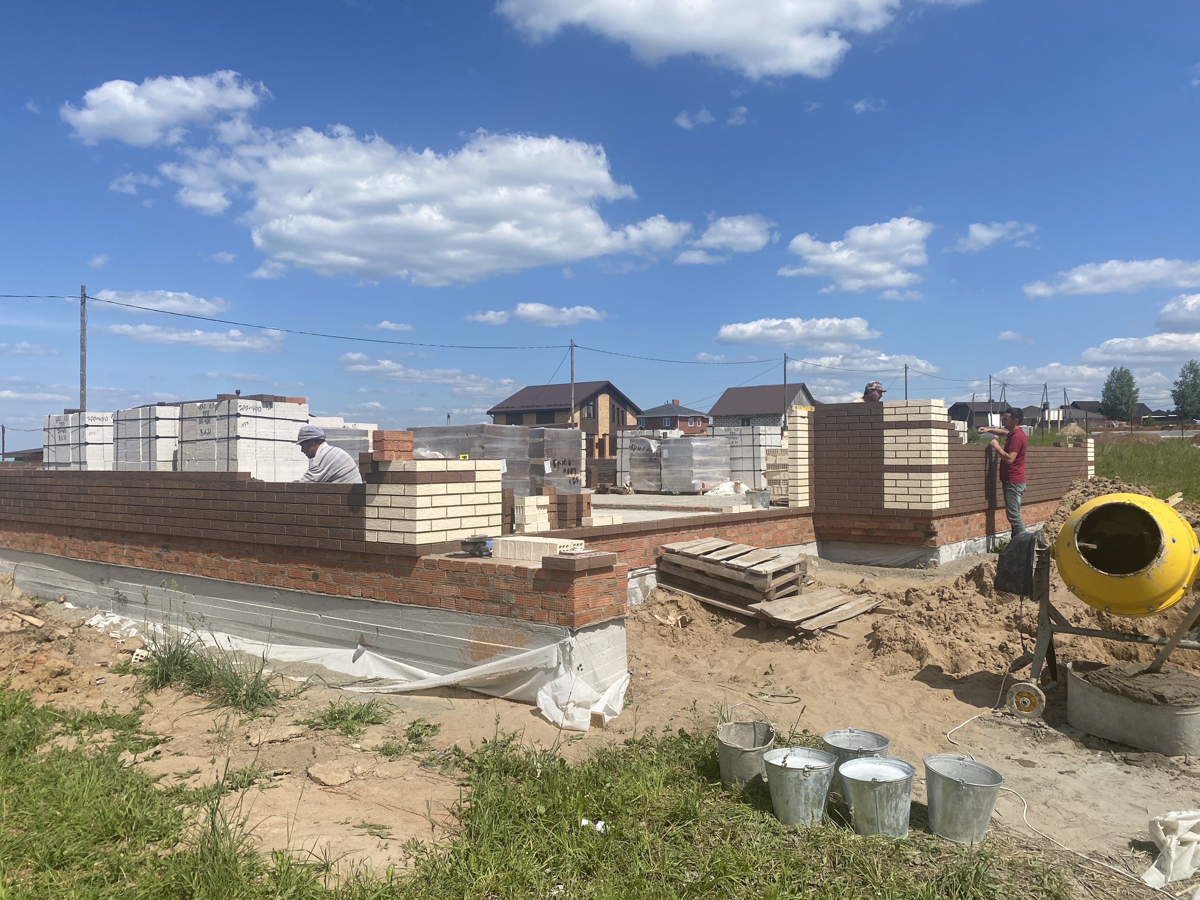Продолжается строительство кирпичного дома в микрорайоне Орловском