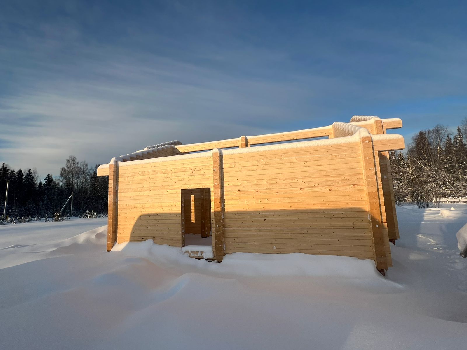Дом из профилированного бруса камерной сушки сечением 145*195 мм, общей площадью — 100 м2. п. Игра (зимний лес).